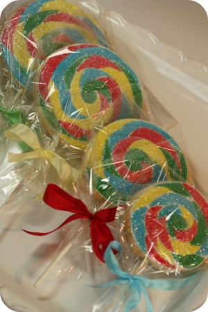 decorated lollipop cookies in bags with ribbon