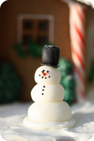 fondant snowman for gingerbread house